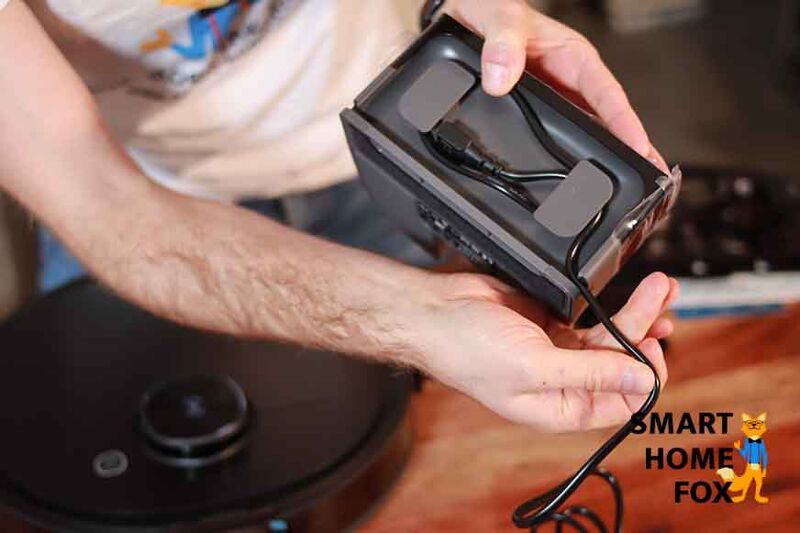 Das Kabelmanagement-System der Ladestation des Ecovacs Deebot T9 AIVI ist in der Nahaufnahme zu sehen